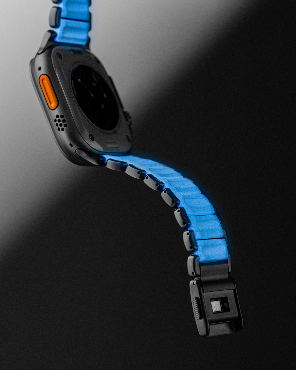 Secure magnetic closure with fine adjustability for a perfect fit.