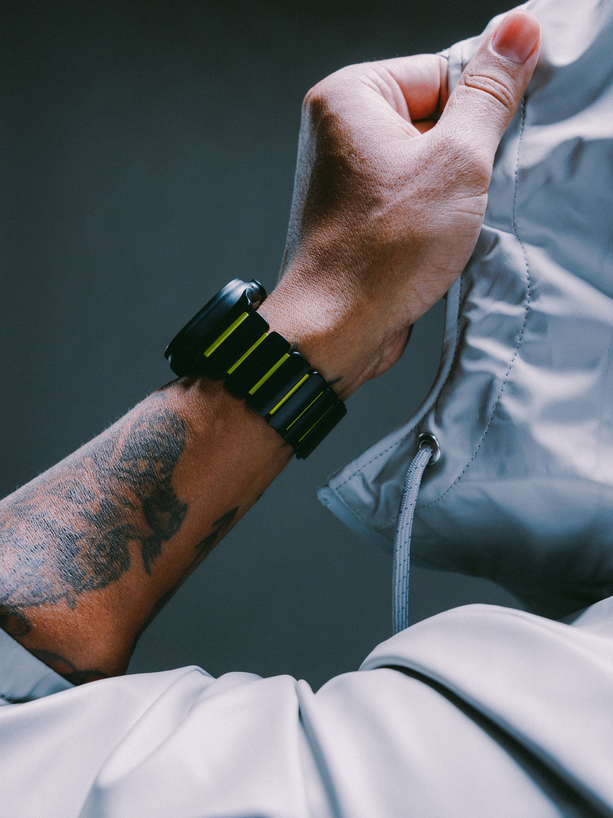 Nomad Stratos Band - 49mm - Black Titanium - Volt